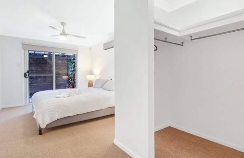 Graceville House | Leafy Graceville gem near shopping, parks, cafes. Ideal for a relaxed getaway!