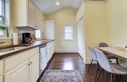 Wilmington Historic District House | Leaning Lorelei: Light & Airy Downtown Cottage