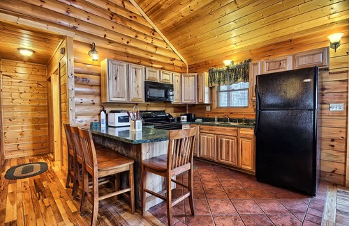 Logan Cabin | Leaning Tree - Cozy Log Cabin in the Hocking Hills