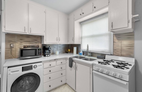 Downtown Omaha Apartment | Leavenworth Park Apt 3-Close to UNMC Blackstone