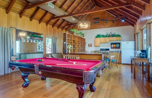 Burkesville House | 'Ledge Lodge' Burkesville Getaway: Pool & Views!