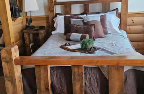 Bristolville House | Ledgestone Farms-Rustic Western Getaway