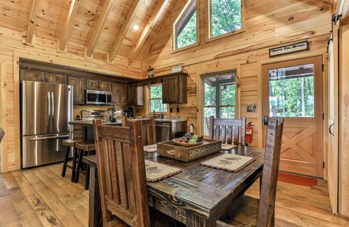 Cherry Log Cabin | Lee's Lookout - Stunning Montain Views, Hot Tub 2BR 2BA