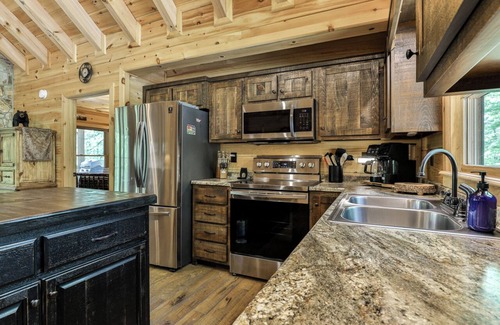 Cherry Log Cabin | Lee's Lookout - Stunning Montain Views, Hot Tub 2BR 2BA