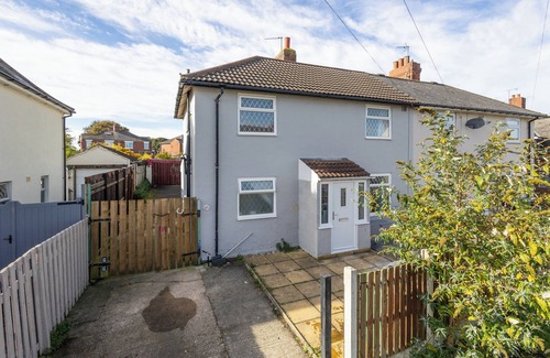 Whitkirk House | Leeds 4 Bed 2 Bath With Parking