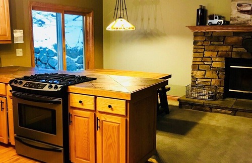 Traverse City House | Leelanau Therapy+ HotTub, JettedTub, FirePlace