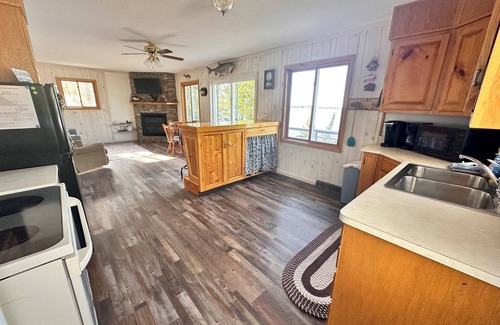 Big Bay Cabin | Lee’s Lake House. Charming 2-bedroom cabin with AC and WiFi in welcoming Big Bay