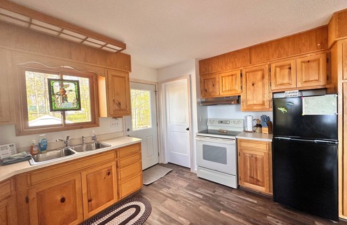 Big Bay Cabin | Lee’s Lake House. Charming 2-bedroom cabin with AC and WiFi in welcoming Big Bay