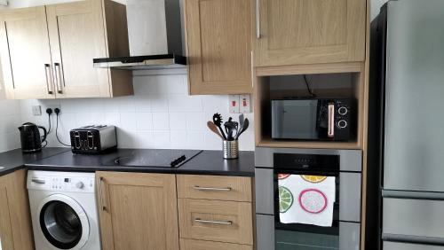 Birmingham Apartment | Leeson House in Harborne, Birmingham near Botanical Gardens, Queen Elizabeth Hospital, Birmingham University, Utilita Arena, Edgbaston Cricket Ground, Cadbury World and the Midland Art Centre, with free parking