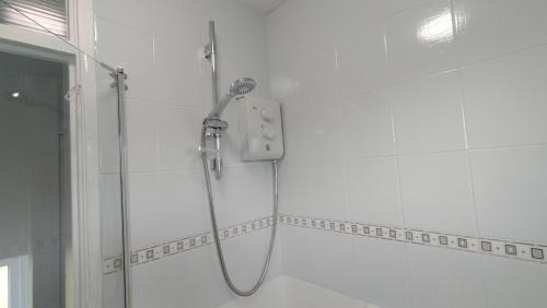 Birmingham Apartment | Leeson House in Harborne, Birmingham near Botanical Gardens, Queen Elizabeth Hospital, Birmingham University, Utilita Arena, Edgbaston Cricket Ground, Cadbury World and the Midland Art Centre, with free parking