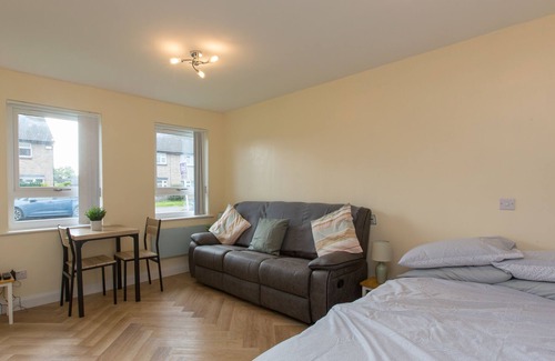 Crewe Apartment | Leeway Lodge - A Superbly Located Luxury Apartment With Off Road Parking