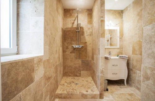 Saint-Laurent-sur-Saone Apartment | Legend - Le Saint Laurent - Parking - Wifi - 24/7 - cosy