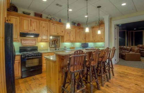 Ellijay Cabin | Legend- with a creek and 100 acres to enjoy in North Georgia