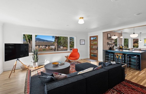 Livingston House | Legendary views, hill top home in Livingston with hot tub and central AC