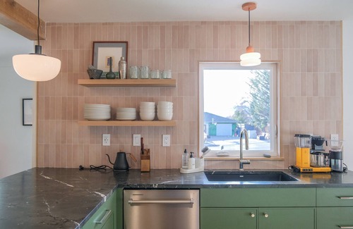 Livingston House | Legendary views, hill top home in Livingston with hot tub and central AC