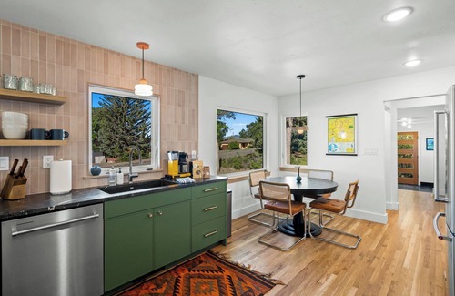 Livingston House | Legendary views, hill top home in Livingston with hot tub and central AC