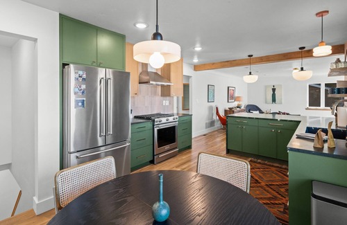 Livingston House | Legendary views, hill top home in Livingston with hot tub and central AC