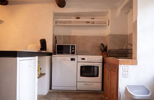 Limans House | Lei Barris, charming village house for 8 people with wooded garden.