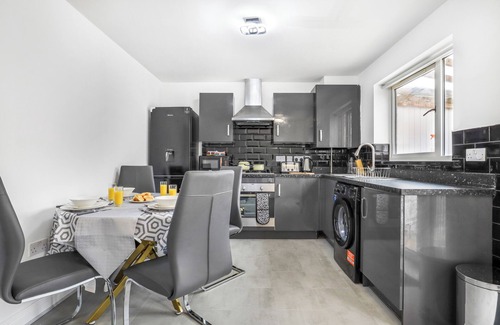Leicester House | Leicester 3 Bed Serviced House - 10 Mins to City Centre, Free Wifi, Parking