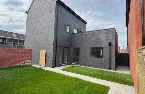 Leicester House | Leicester City Centre Service Accommodation, 11min walk to eateries and bars.