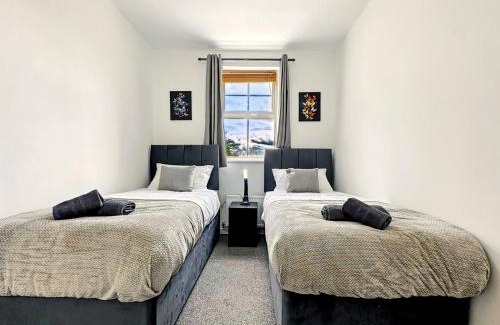 Leicester House | Leicester Oakwood House 6 Bed-Sleeps 11-Private Garden-Free Parking