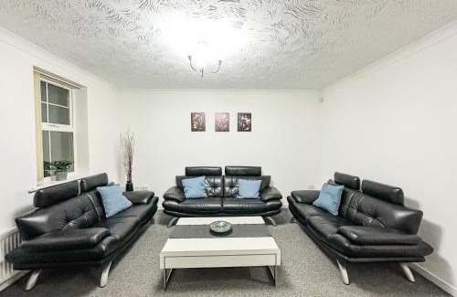 Leicester House | Leicester Oakwood House 6 Bed-Sleeps 11-Private Garden-Free Parking