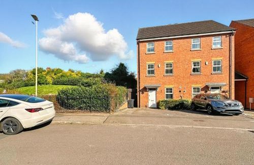 Leicester House | Leicester Oakwood House 6 Bed-Sleeps 11-Private Garden-Free Parking