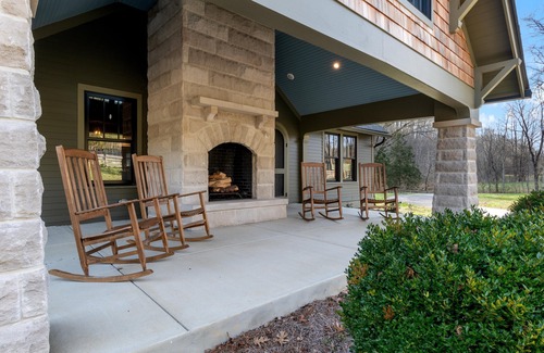 Franklin Cottage | Leiper’s Retreat – Secluded 3 BDR Craftsman Home in Franklin Arts District!