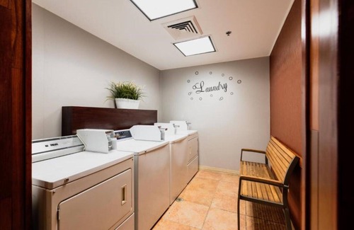 Elizabeth House | Leisure Meets Luxury at Newark Airport Room !