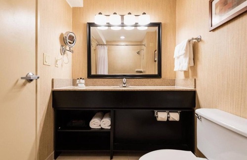 Elizabeth House | Leisure Meets Luxury at Newark Airport Room !