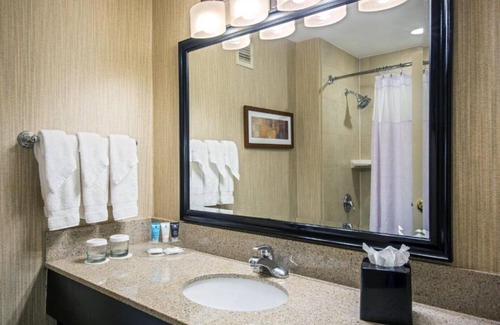 Elizabeth House | Leisure Meets Luxury at Newark Airport Room !