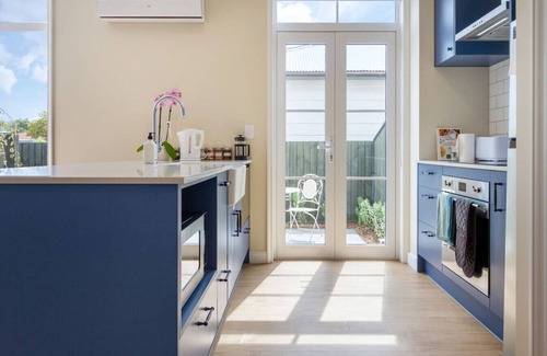 Sydenham House | Leitch Cottage with carpark