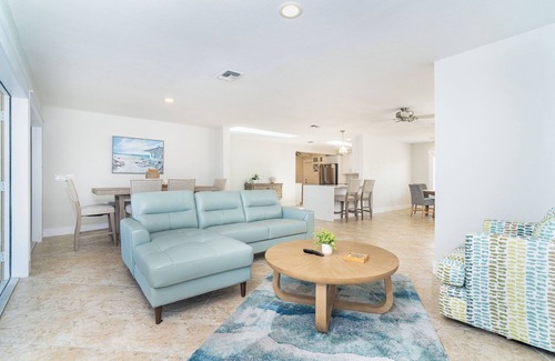 Point of Pines House | Lemon Bay Retreat-Boat/Jet Ski Hoist!