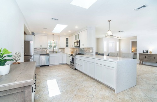 Point of Pines House | Lemon Bay Retreat-Boat/Jet Ski Hoist!