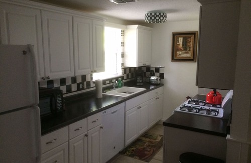 Englewood Cottage | Lemon Cottage in Tranquil Olde Englewood!