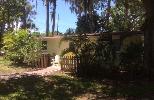 Englewood Cottage | Lemon Cottage in Tranquil Olde Englewood!