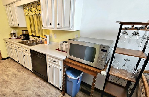 North Terre Haute House | Lemon Drop Inn - 3 bedroom, 2 bath, single level home w/attached 2 car garage