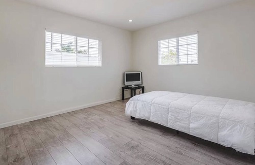 North Hollywood House | Lemon Green Home Nestled in the heart of North Hollywood. 4 Bedroom and 2 bath
