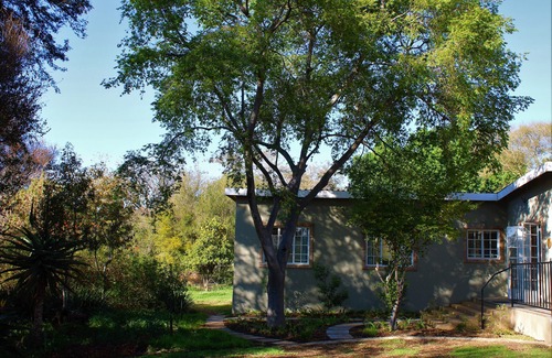 Muldersdrift House | Lemon Thorn Cottage for 2 people with wonderful private terrace in garden!