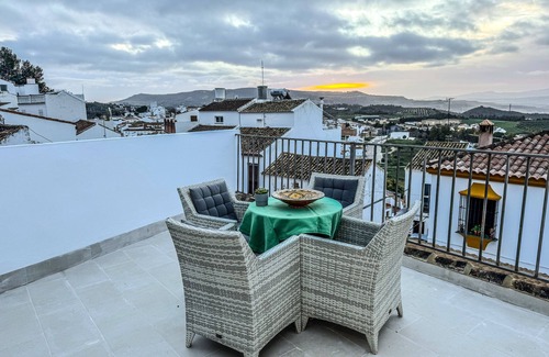 Olvera House | Lemon Tree Patio, Andalusian Traditional Cottage in the heart of Olvera