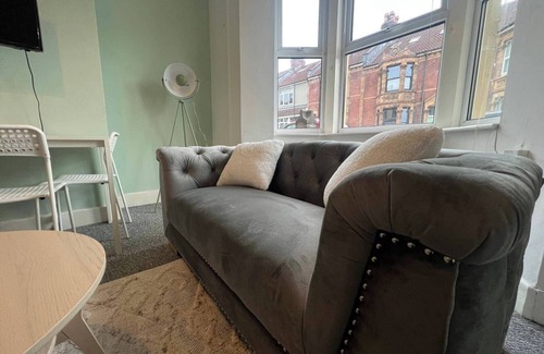 Easton House | Lena St - 3 Bedroom House - Sleeps 6 - WiFi