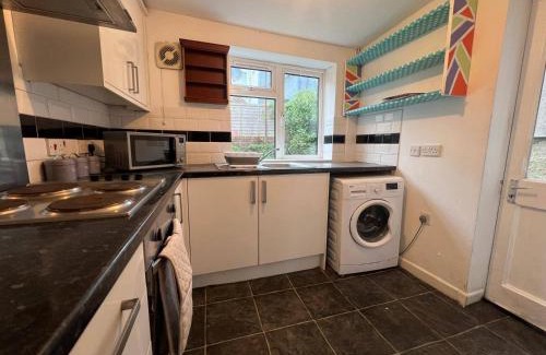 Easton House | Lena St - 3 Bedroom House - Sleeps 6 - WiFi