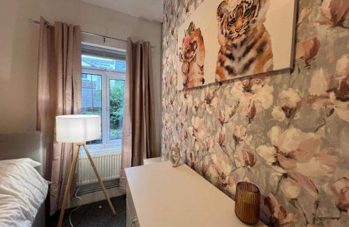 Easton House | Lena St - 3 Bedroom House - Sleeps 6 - WiFi