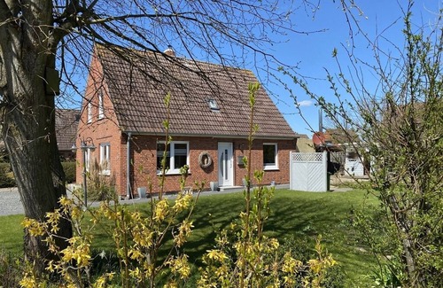 Wesselburen House | Leni - 2 Duschbäder, Wintergarten mit Kamin, Terrasse, Grill, 2 Stellplätze
