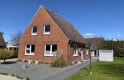 Wesselburen House | Leni - 2 Duschbäder, Wintergarten mit Kamin, Terrasse, Grill, 2 Stellplätze