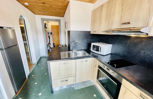 Forges-les-Bains Apartment | Léon: Apartment with balcony 300 m from the thermal baths