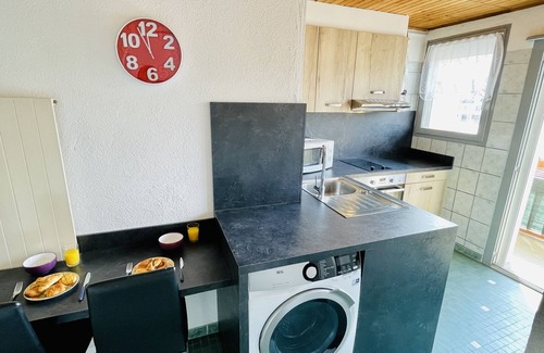 Forges-les-Bains Apartment | Léon: Apartment with balcony 300 m from the thermal baths