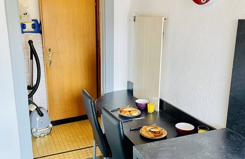 Forges-les-Bains Apartment | Léon: Apartment with balcony 300 m from the thermal baths