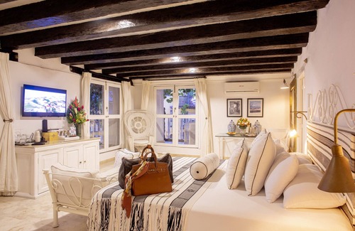 Centro Hotel | LEONES DE ALBA 10BDRS 13BATHRS 2POOLS FULL STAFF INCLUDED & BEST LOCATION