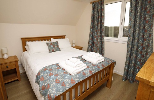 Harris Cottage | Leosavay Cottage- sits on the shoreline of a busy wildlife hub
